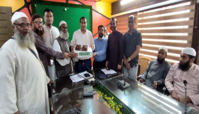 উপহারের খেজুর রাণীনগরের এতিমদের মাঝে বিতরণ