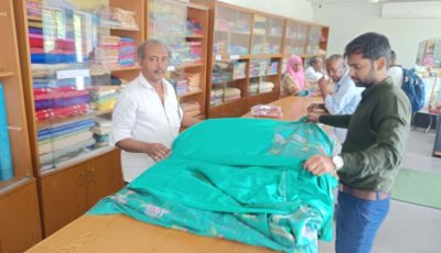 রেশমের তৈরি সুতা থেকে উৎপাদিত কাপড়—বিক্রি হচ্ছে নিজস্ব শোরুমে