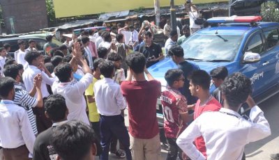 চার ঘণ্টা সড়ক অবরোধ, শিক্ষামন্ত্রীর পদত্যাগের দাবি পরীক্ষার্থীদের