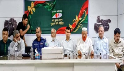 জ্যেষ্ঠদের সম্মান জানিয়ে মঞ্চের এক পাশে বসলেন এমপি শিমুল বিশ্বাস !