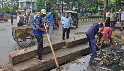 জলাবদ্ধতা দূর করতে ড্রেনের আর্বজনা অপসারণ কার্যক্রম পরিদর্শন রাসিক প্রশাসকের