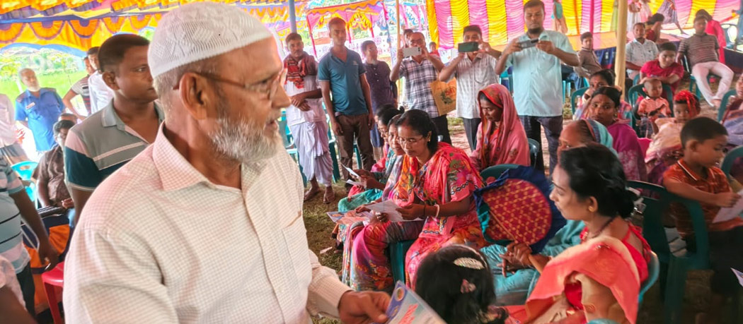 সাপাহারে বিএনপির মনোনয়ন প্রত্যাশী মোস্তাফিজুর রহমানের দুর্গাপূজা মণ্ডপ পরিদর্শন