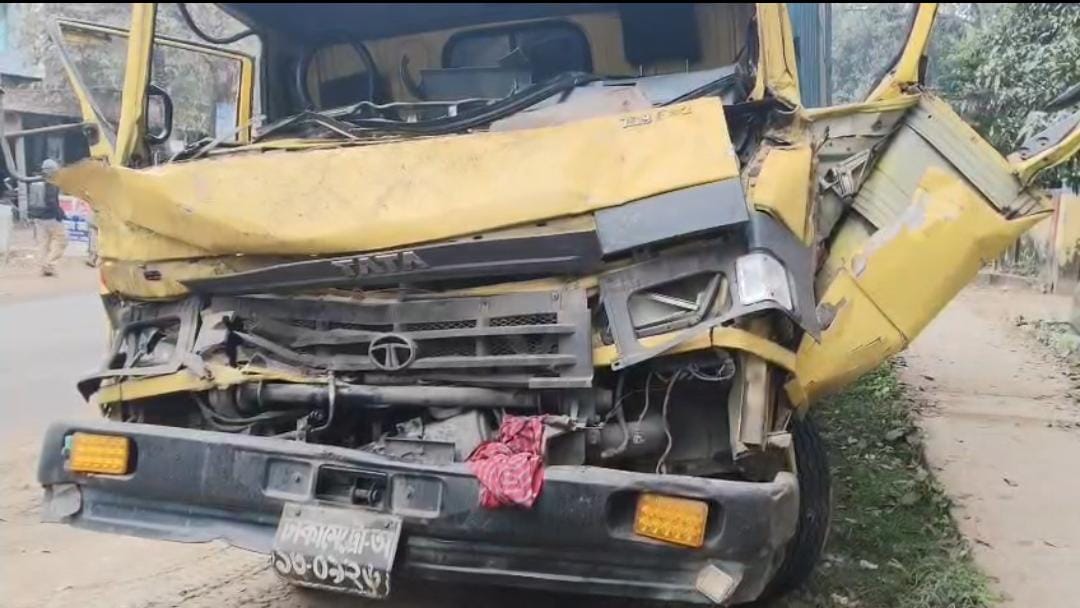 নাটোরের বড়াইগ্রামে ট্রাক কাভার্ডভ্যানের সংঘর্ষে চালকসহ নিহত ২