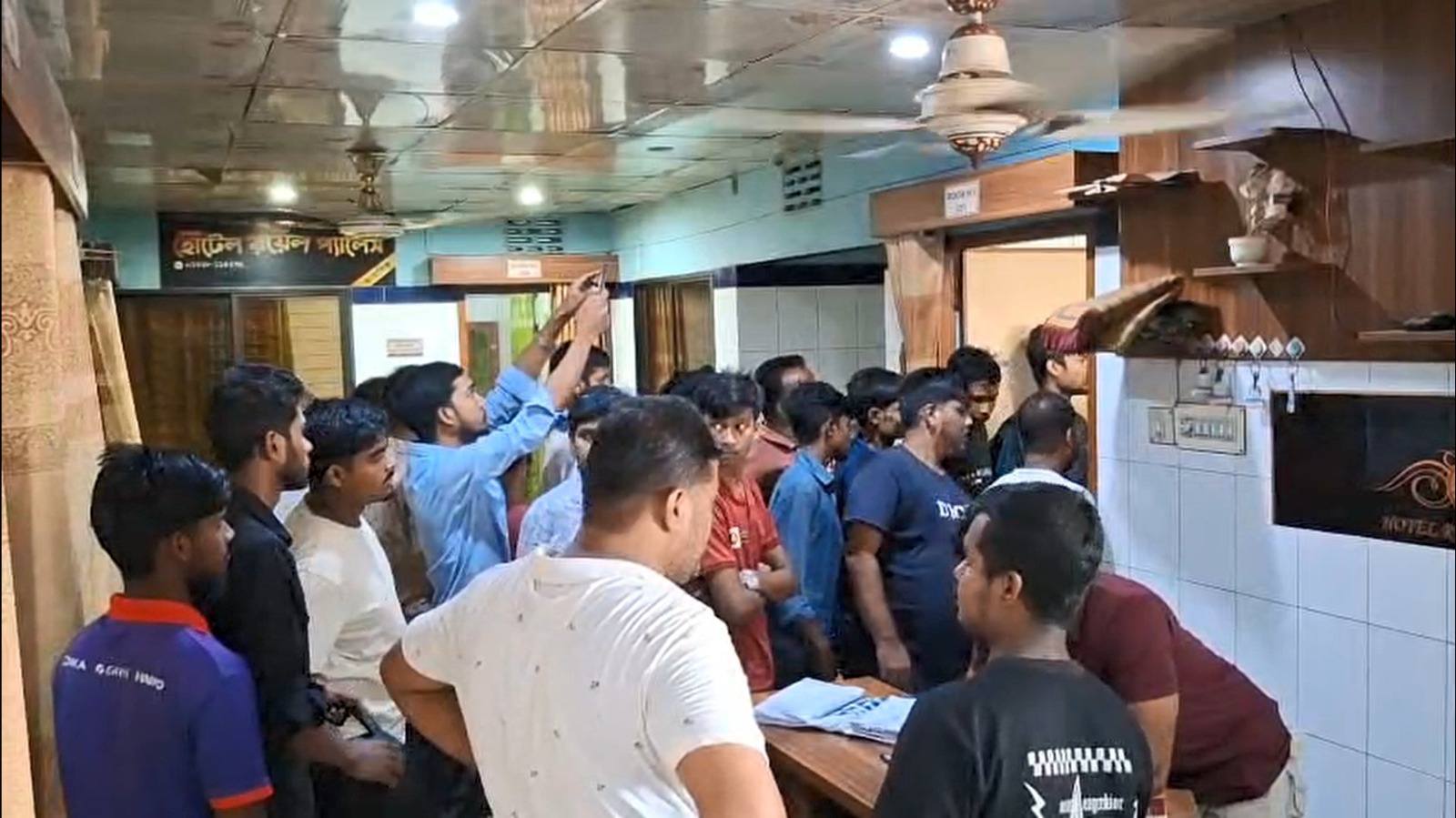 পাবনায় হোটেল রয়েল প্যালেস থেকে যুবকের ঝুলন্ত মরদেহ উদ্ধার