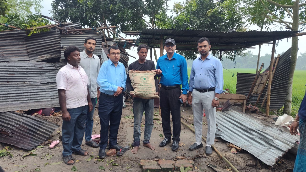 পত্নীতলায় ঝড়ে লন্ডভন্ড ঘরবাড়ি ও ফসল : ত্রাণের অপেক্ষায় ক্ষতিগ্রস্তরা!