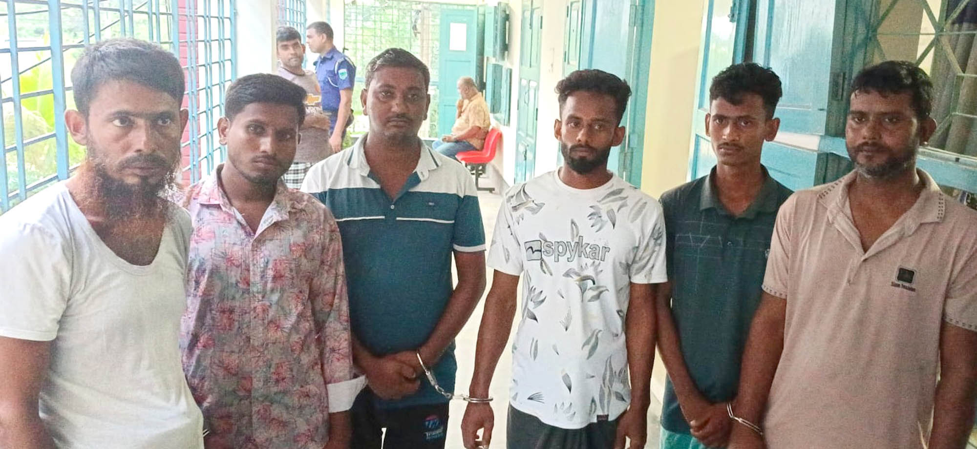 ঈশ্বরদীর পদ্মায় অবৈধভাবে বালু উত্তোলনের দায়ে ছয়জনের কারাদন্ড