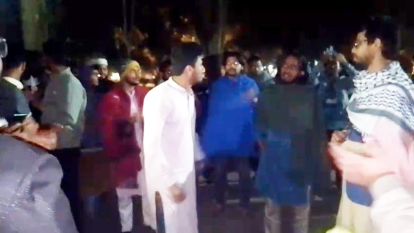 রাবি রেজিস্ট্রারের পদত্যাগের দাবিতে রাকসু ও হল সংসদের প্রতিনিধিদের অবস্থান