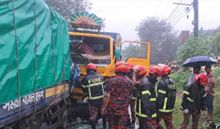 পাবনায় দুই ট্রাকের সংঘর্ষে প্রাণ গেল চালকের, আহত ৩