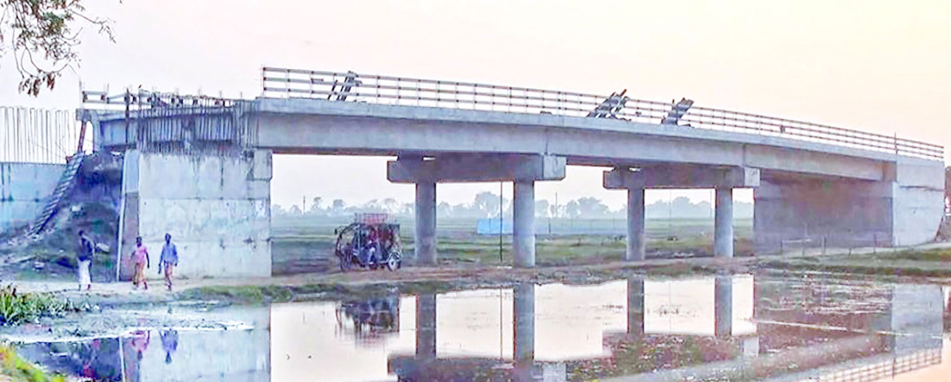 চাঁপাইনবাবগঞ্জে ৬০ মিটার সেতু নির্মাণ বন্ধ থাকায় ভোগান্তিতে মানুষ।।