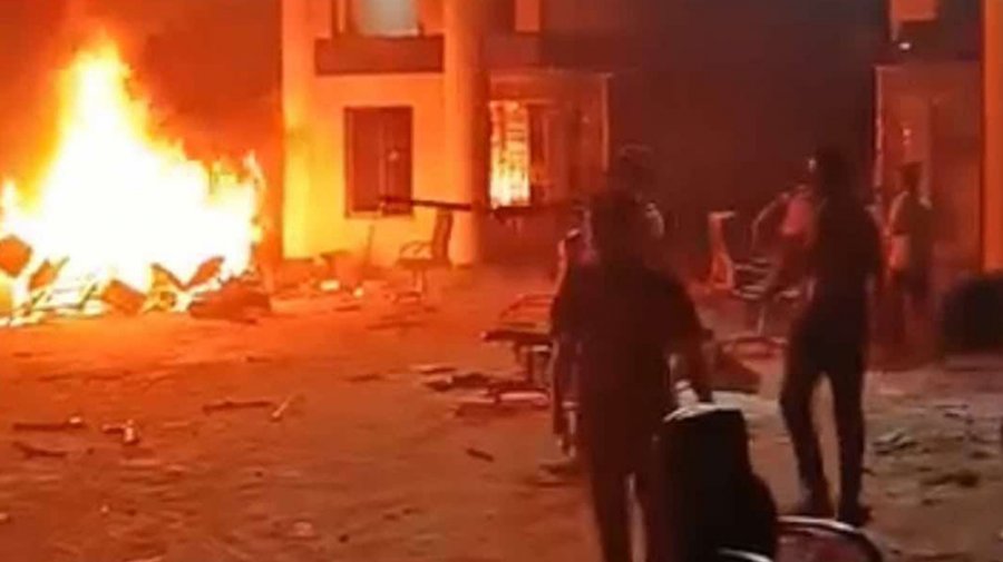 সাভারে ড্যাফোডিল ও সিটি বিশ্ববিদ্যালয় শিক্ষার্থীদের মধ্যে সংঘর্ষ, অগ্নিসংযোগ