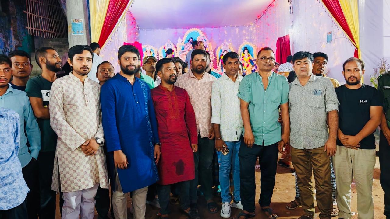 ফুলবাড়ীতে বিভিন্ন পূজা মণ্ডপে গেলেন এনসিপি’র এমপি প্রার্থী ডা. আহাদ