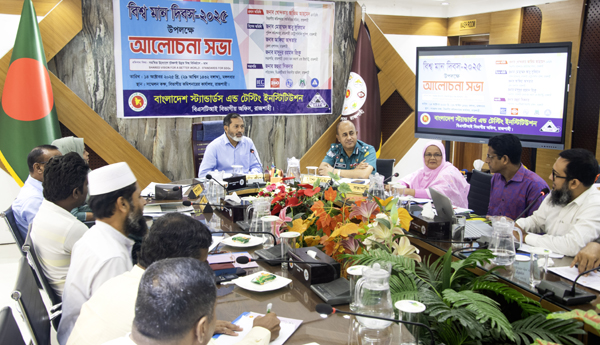 পণ্য ও সেবার মতো সমাজের মান নিশ্চিত হওয়াও জরুরি : বিভাগীয় কমিশনার