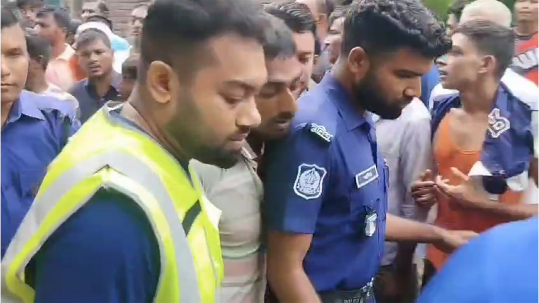 নাটোরের লালপুরে পাখি শিকার নিষেধ করায় গুলি, আহতকে রামেক হাসপাতালে ভর্তি আটক ৩