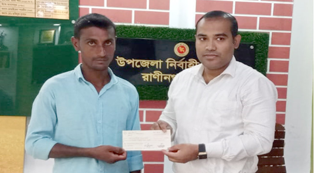রাণীনগরে পানিতে ডুবে নিহত দুই ভাইয়ের পরিবারকে আর্থিক অনুদান প্রদান