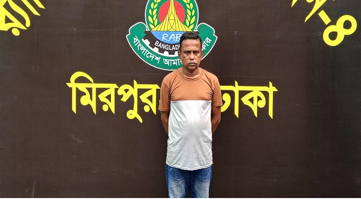 মোহাম্মদপুরে বাসে তরুণীকে হেনস্তা, কন্ডাক্টর গ্রেপ্তার