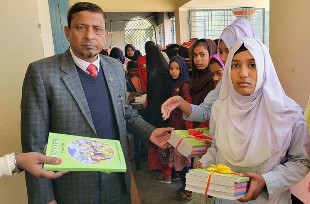 চাকরি ছেড়ে প্রতিষ্ঠা করেন স্কুল, বদলে দেন কয়েক গ্রামের শিক্ষা ব্যবস্থা