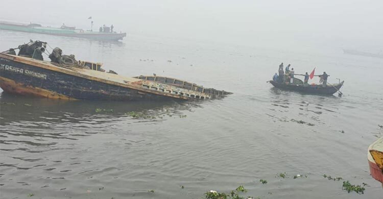 বুড়িগঙ্গায় লঞ্চের ধাক্কায় বাল্কহেডের দুই শ্রমিক নিখোঁজ