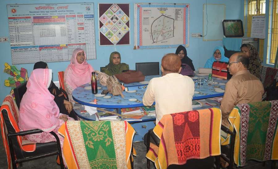 রাজশাহীতে প্রাথমিক শিক্ষকদের কর্মবিরতি, পাঠাদান না হলেও স্কুলে উপস্থিত ছিল শিক্ষার্থীরা