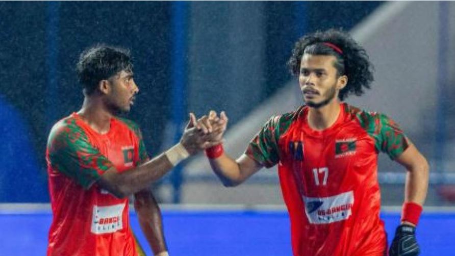 আমিরুল ও রকিবুলের হ্যাটট্রিকে ওমানকে ১৩ গোল দিয়েছে বাংলাদেশ