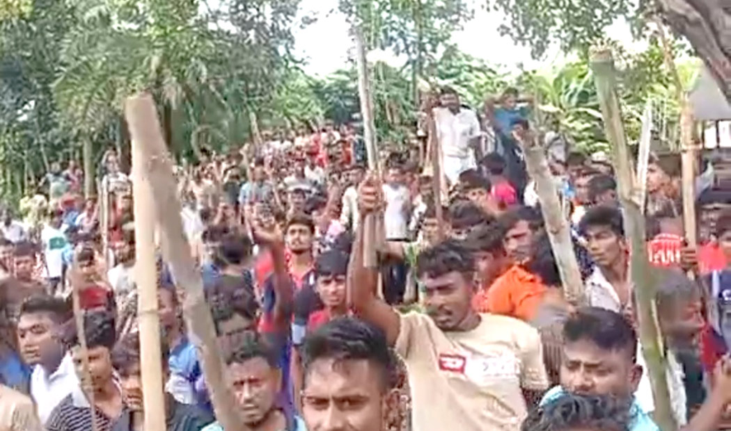 ঈশ্বরদীতে তুচ্ছ ঘটনায় দুই গ্রামবাসীর মধ্যে অস্ত্রের মহড়া, ধাওয়া পাল্টা ধাওয়া