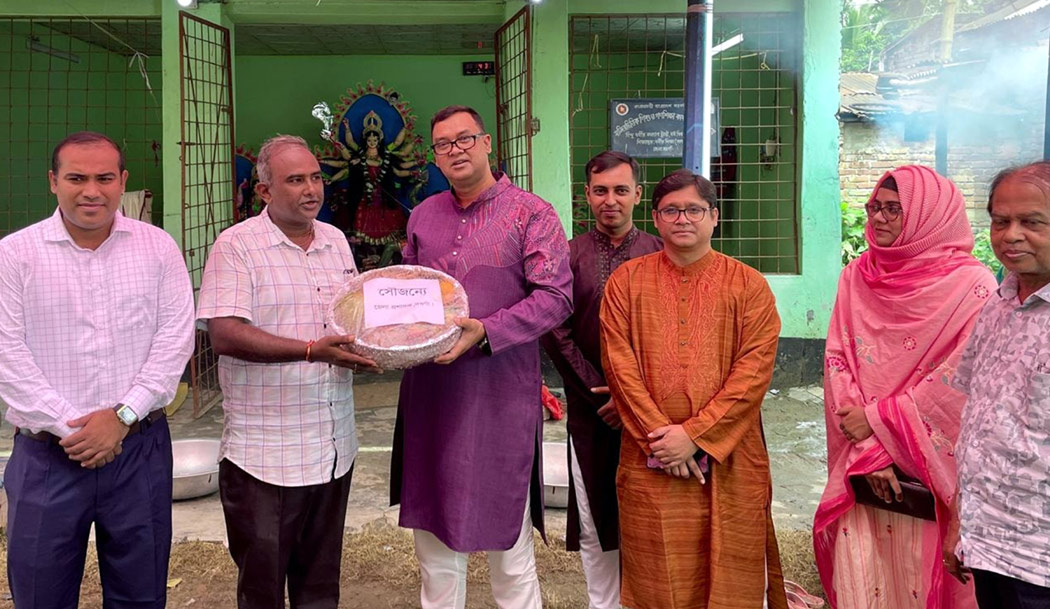 পুজামণ্ডপে নওগাঁর জেলা প্রশাসক