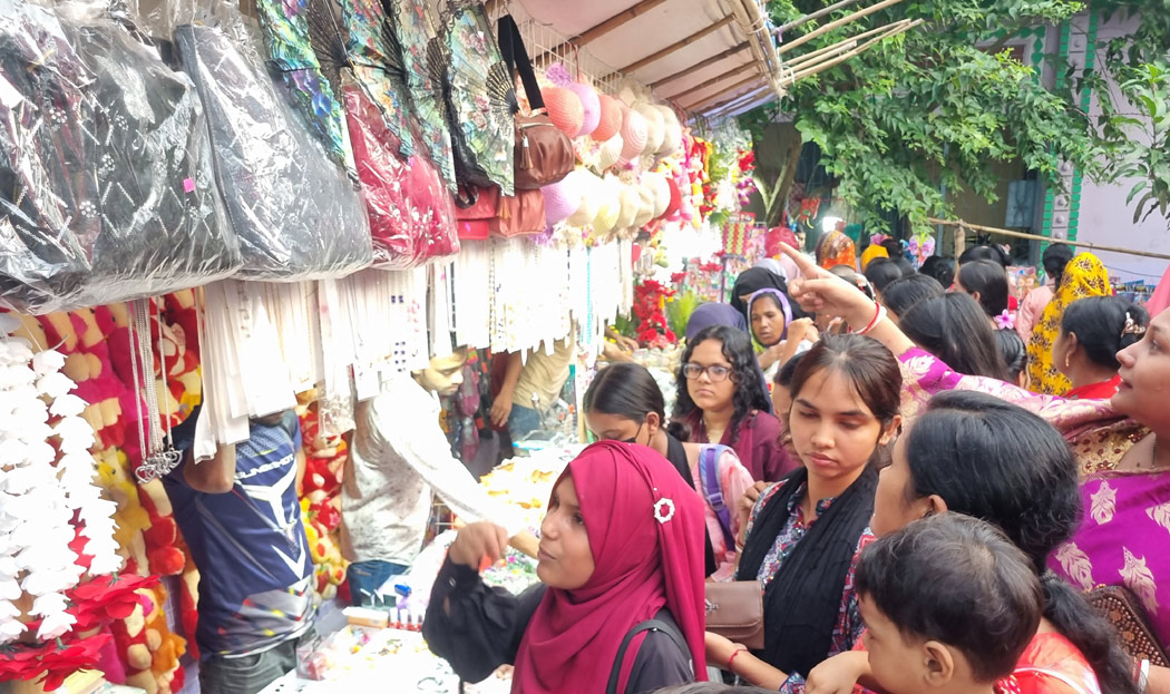 ফুলবাড়ীতে শতবর্ষের ঐতিহ্য ‘বউ মেলা’ যেখানে ক্রেতা শুধু নারীরাই!