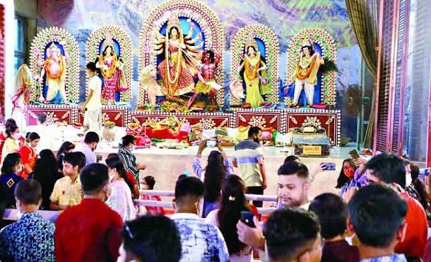 চাঁপাইনবাবগঞ্জে পূজামণ্ডপে ভক্তকুলের উপচেপড়া ভিড়