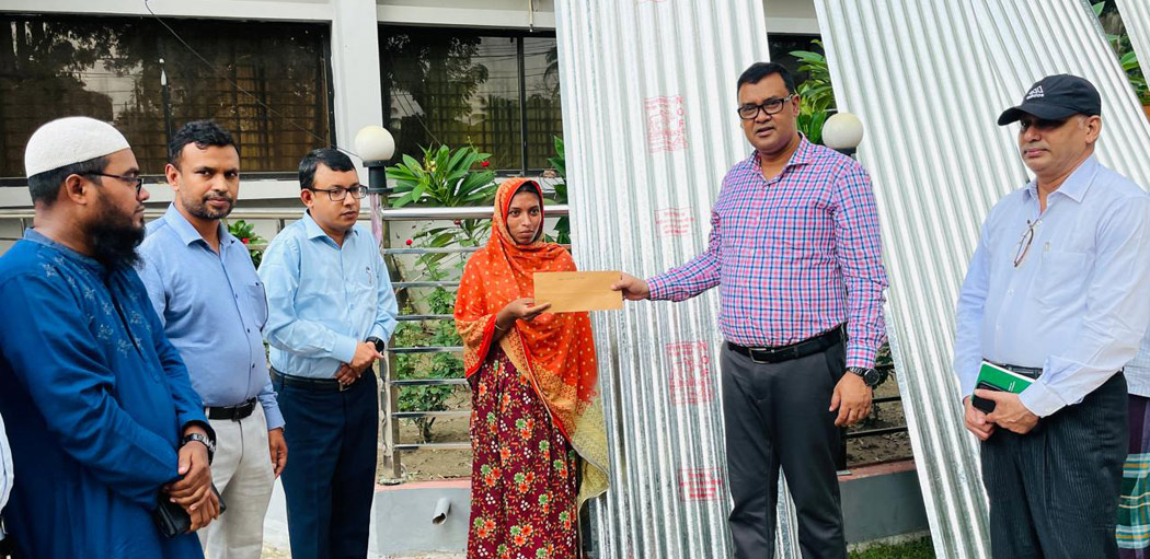 পত্নীতলায় ঝড়ে ক্ষতিগ্রস্তদের মাঝে আর্থিক চেক ও ঢেউটিন বিতরণ করলেন ডিসি নওগাঁ