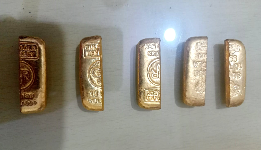 গোদাগাড়ীতে সোনার বারসহ তরুণ গ্রেপ্তার