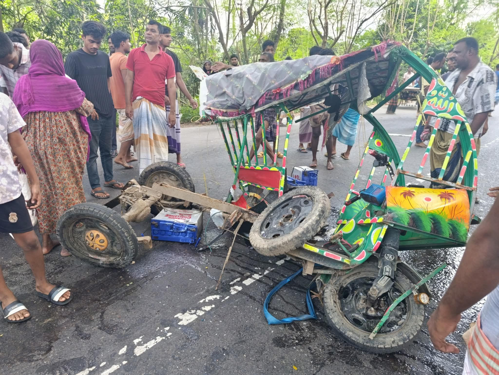 বড়াইগ্রামে দুর্ঘটনায় স্বামীর ১১ ঘণ্টা পর স্ত্রী’র মৃত্যু. মৃতের সংখ্যা ৪